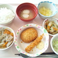 写真: ７月２４日昼食(コロッケ(カレー)とエビフライ) #病院食