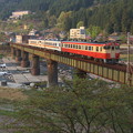 写真: ツートンカラー朝日を浴びて飛騨川を走る