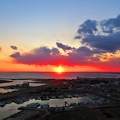 写真: 港と夕日