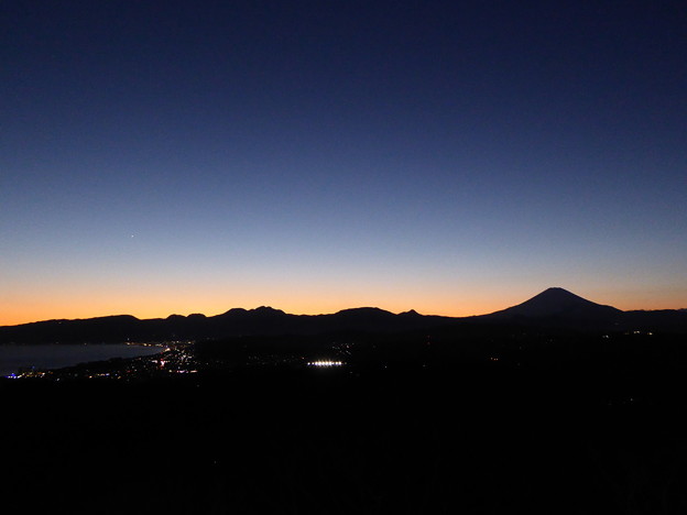 写真: 湘南平から箱根と富士山