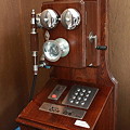写真: レトロタイプの電話機