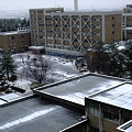 写真: ドカ雪＠キャンパス　2009-12-16　昼間はそうでもなかった。てかここの誰か、屋上で遊んだのか？笑　Exifなし