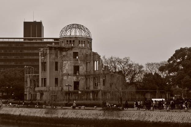 写真: セピア風・・原爆ドーム