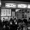 写真: 家山駅で列車待つ観光の人たち・・大井川鉄道