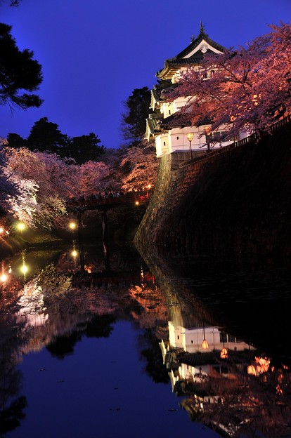 写真: 静寂な弘前城お堀付近。。鏡のように