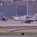 写真: 三沢基地へ帰還・・F-16C 第35戦闘航空団WW(3) 格納庫へ帰っていく