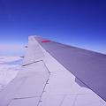 写真: 航空機の窓から青空を。。