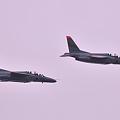写真: 浜松基地から飛来のT-4? 目の前を旋回・・静浜基地