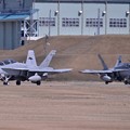 朝の厚木基地 米海兵隊DT F/A-18D BAT07と00ローカルフライトへタキシング・・20140322