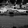 写真: モノクロ 逸見の丘から見る海上自衛隊の潜水艦・・20140419