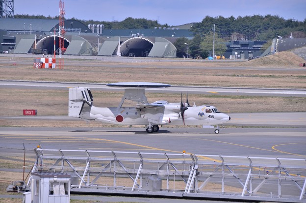 写真: 三沢の警戒航空隊E-2Cホークアイ タキシングへ・・20140502