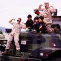 写真: 大きい海兵隊特殊車両のボンネットの上で・・