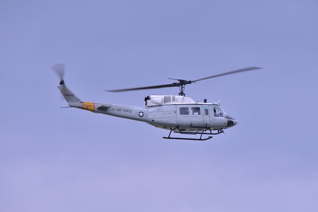 写真: 横田基地で繰り返す飛行UH-1Nヘリ・・20140831