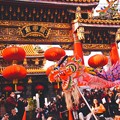写真: 関帝廟前で舞い踊る中国龍舞。。2月28日