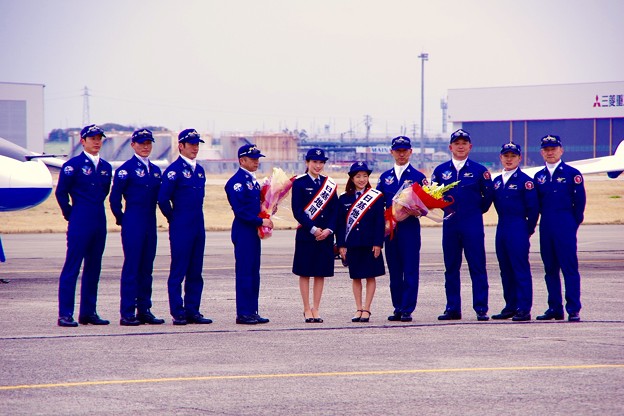 写真: 小牧基地航空祭。。ブルーインパルスパイロットドルフィンライダーと一日基地司令局長と記念撮影