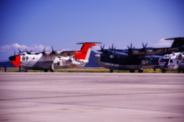 写真: 飛行艇US-1AとUS-2エプロンサイドへ・・