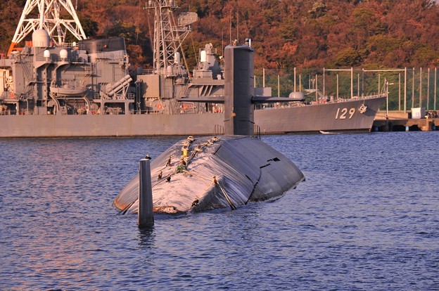 写真: 大晦日の日 田浦港に放置されている退役した潜水艦・・20141231
