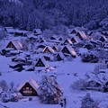 写真: 夜の雪の白川郷集落・・ライトアップされる合掌造り建家・・20150214