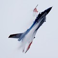写真: 小松の空を。。岐阜基地テストカラー502のF-2機動飛行 ベイパー出して。。