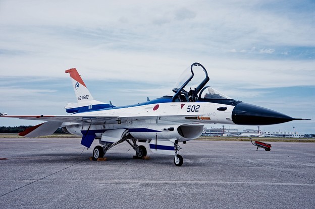 写真: 小松基地内での地上展示。。岐阜基地のテストカラー仕様502 F-2 ?