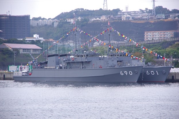 写真: 横須賀基地船越地区 軍港めぐりから見える掃海艇みやじま、掃海艇ひらしま 。。10月17日