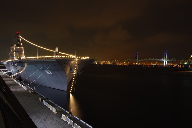 写真: 大さん橋からの護衛艦いずもと横浜ベイブリッジ夜景。。観艦式前日10月17日