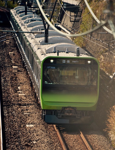 写真: 横浜駅から出発。。横須賀線を走って山手線新型車両235系。。20151129