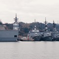 軍港めぐり遊覧船に乗って見る海上自衛隊横須賀基地吉倉桟橋。。20160131