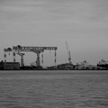 写真: モノクロ。。軍港めぐり遊覧船に乗って見る横須賀港 造船所。。20160131