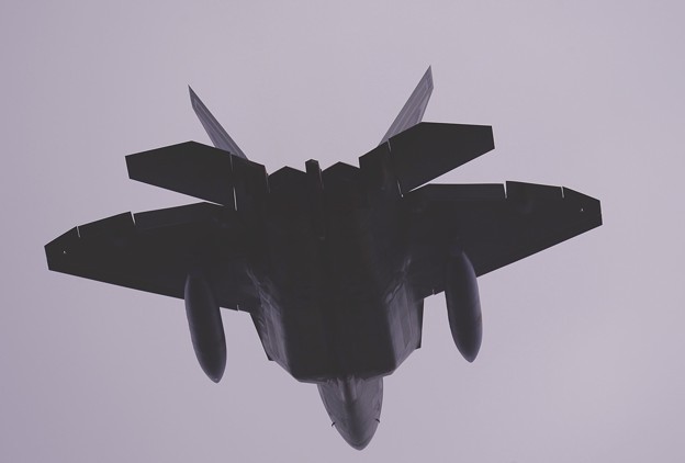 頭上を越えて飛び立ったステルス戦闘機F-22ラプター。。20160212