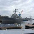 休日の横須賀基地 港バースのメンテ中のミサイル駆逐艦たち。。20160320