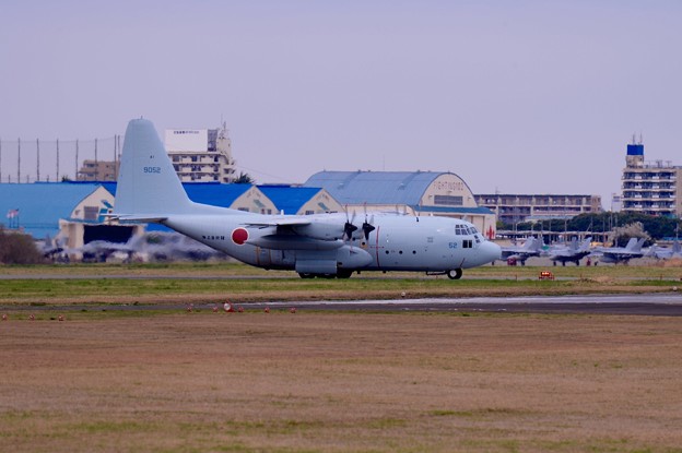 写真: ある日の厚木基地。。海自のC-130 定期輸送機へ。。20160408