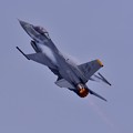 写真: 三沢のF-16デモストレーションチームの機動飛行。。5月5日
