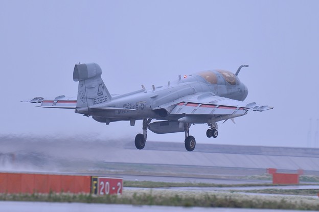 雨の中の岩国基地フレンドシップエアショー・・機動飛行終えてプラウラーランディングへ・・20150503