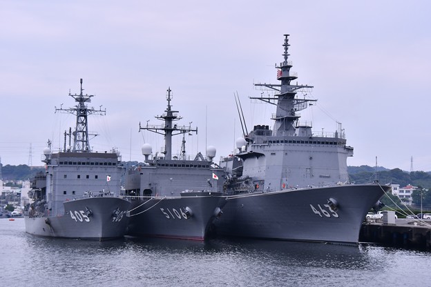 田浦港に停泊する潜水艦救難母艦ちよだ 海洋観測艦しょうなん 掃海母艦うらが。。20160619