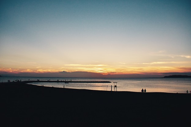 写真: 夕陽が沈んで。。辺りは暗く静かな浜辺。。館山北条海水浴 20160730