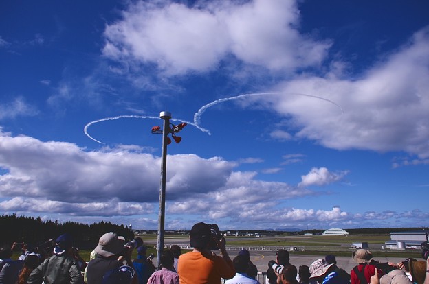 写真: 予行練習 曇り低く第3区分変更 ハート描くブルーインパルス