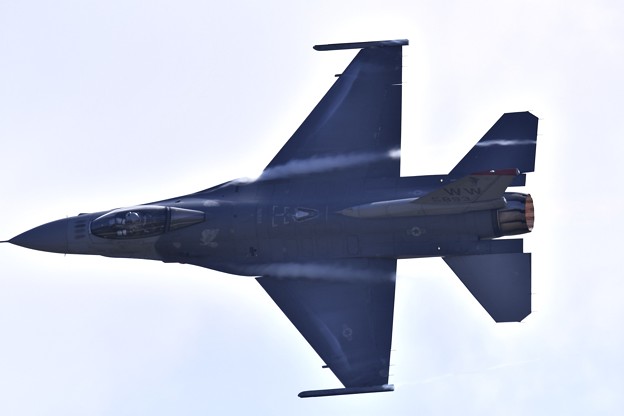 芦屋基地航空祭。。米軍機F-16 大きくループして。。