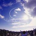 写真: 逆光の浜松基地上空で。。ブルーインパルス サクラ描き