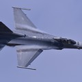 写真: 岐阜基地航空祭。。米空軍F-16機動飛行。。ベイパー出し