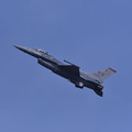 写真: 岐阜基地航空祭。。機動飛行 低速飛行米空軍F-16。。