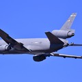 暮の横田基地から上がるトラビスのKC-10空中給油機 20161230