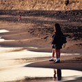 写真: 稲村ヶ崎の夕暮れ。。海岸で女子高生も青春。。20170107