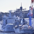 写真: 米海軍横須賀基地のバースに改修中のミサイル駆逐艦と今回の目的のあいつ。。20170212