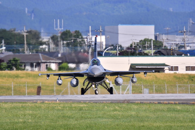 写真: 撮って出し。。今日の早朝の横田基地オーサン基地F-16 タキシング 6月3日