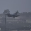 写真: 撮って出し。。大雨でも戦闘機は飛ぶF-16 6月19日
