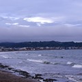 撮って出し。。梅雨空の鎌倉由比ヶ浜の海岸 6月25日
