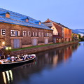 写真: 撮って出し。。夕暮れ時の小樽運河 7月22日