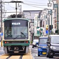 写真: 行き交う車と江ノ電。。江ノ島駅付近 20170625
