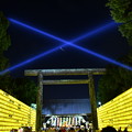 写真: 青白い光線放つ。。靖国神社鳥居みたま祭り 20170715